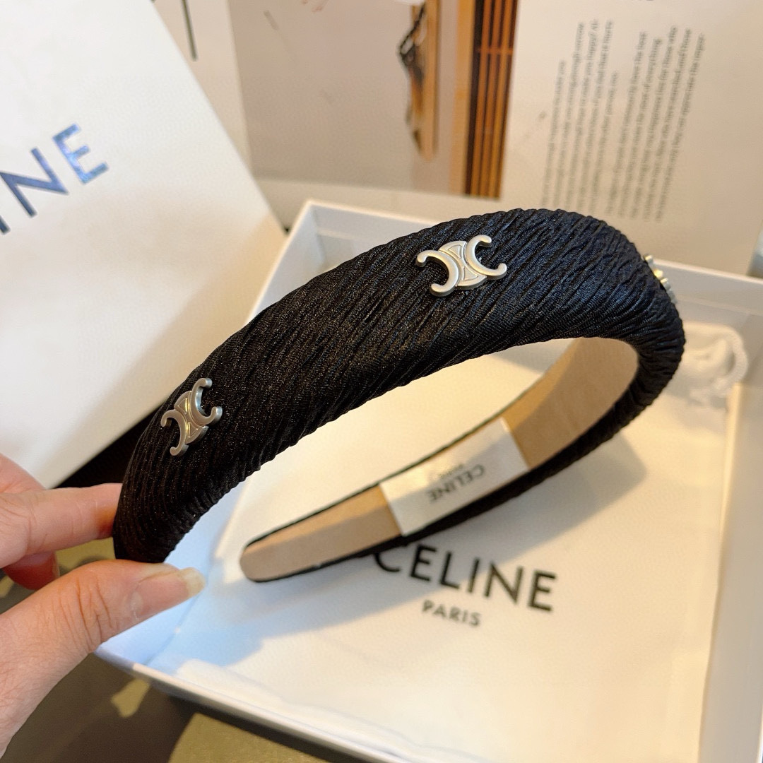 配包装
CELINE（赛琳）官方经典新款螺纹褶皱发箍，女神必备头箍，非常舒时尚百搭，舒适潮流款！