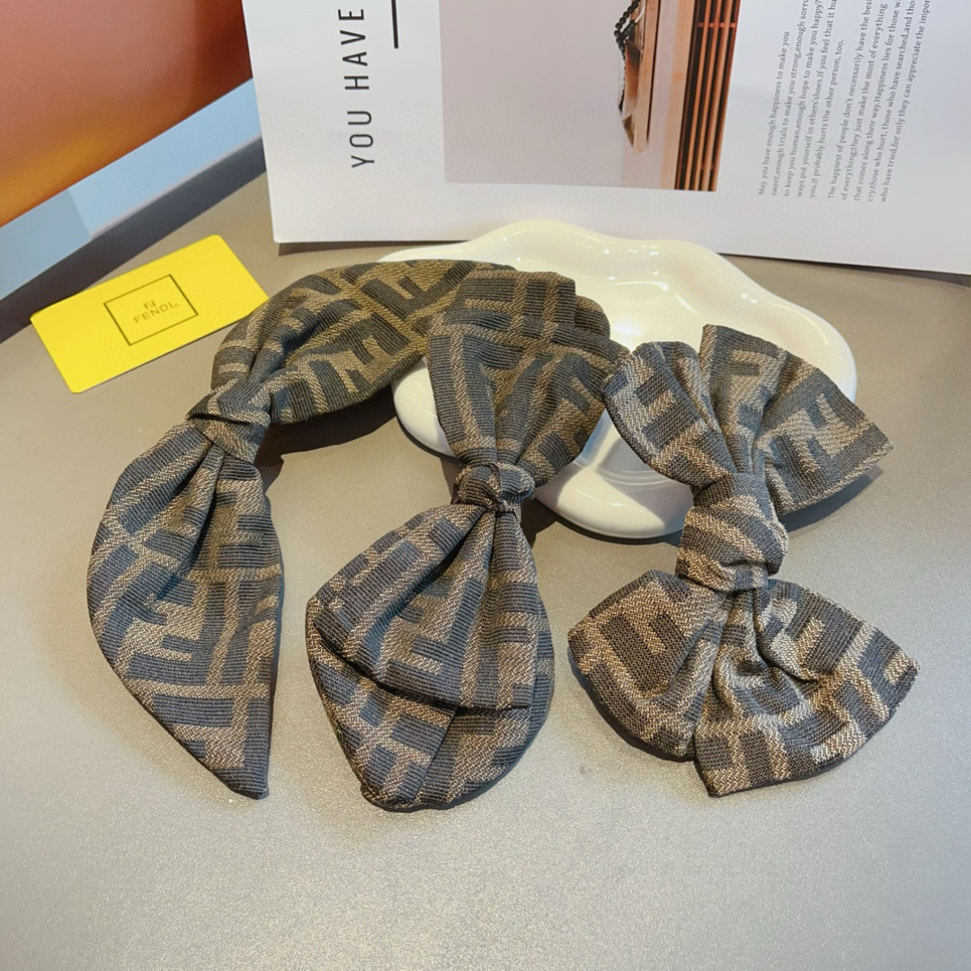 配包装
FENDI （芬迪） 专柜新款发夹，经典甜美公主风钻大蝴蝶结弹簧夹， 超精致，转图必爆哈！专柜出