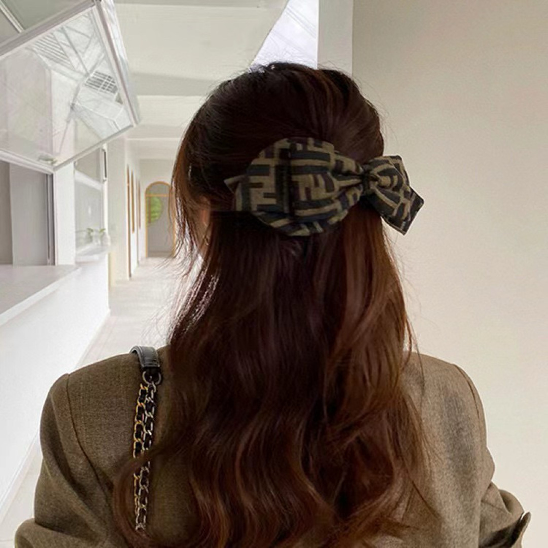配包装
FENDI （芬迪） 专柜新款发夹，经典甜美公主风钻大蝴蝶结弹簧夹， 超精致，转图必爆哈！专柜出