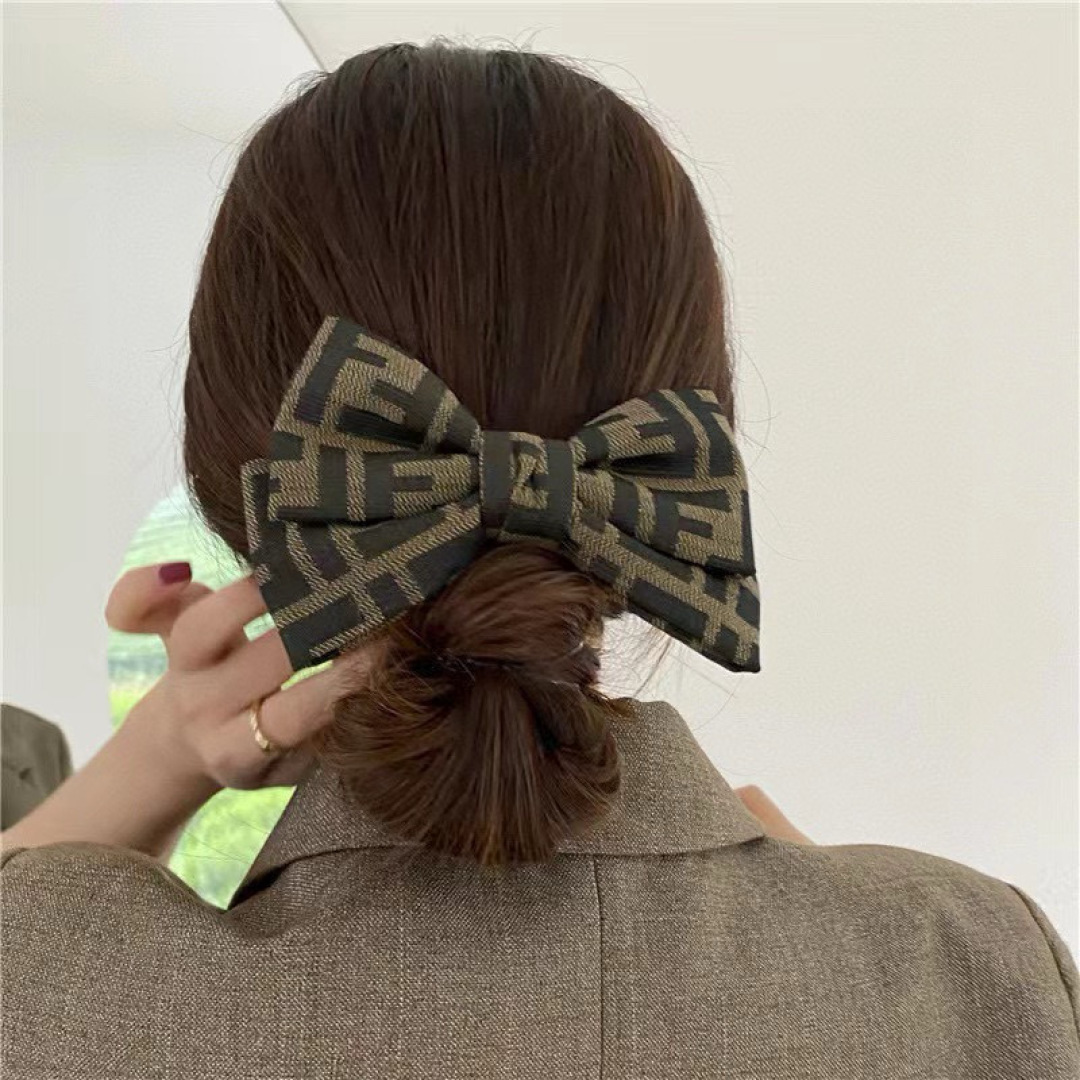 配包装
FENDI （芬迪） 专柜新款发夹，经典甜美公主风钻大蝴蝶结弹簧夹， 超精致，转图必爆哈！专柜出