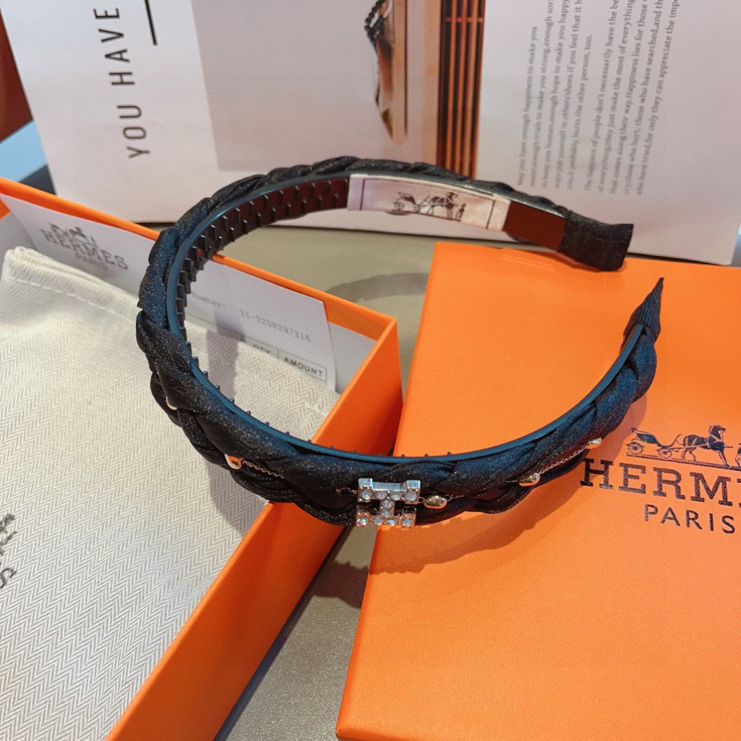 配包装
Hermes（爱马仕）  火爆定制款发箍，网红同款  进口面料， 出口订单、细节全部实拍！特制面