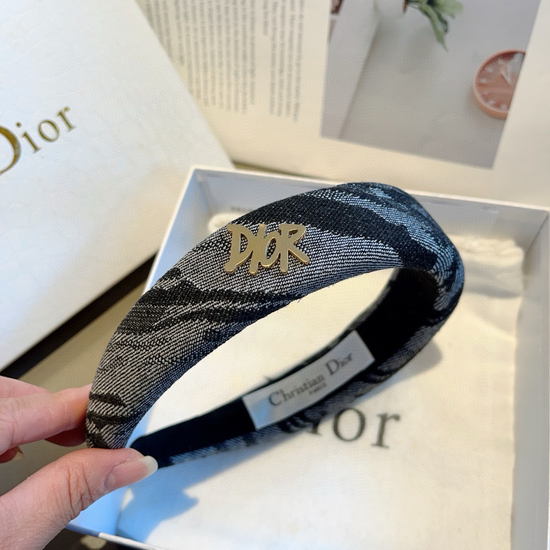 配包装
Dior（迪奥） 火爆新款D字母宽版发箍,专柜品质 让你的魅力绽放 清新淑女范让时尚更简单。