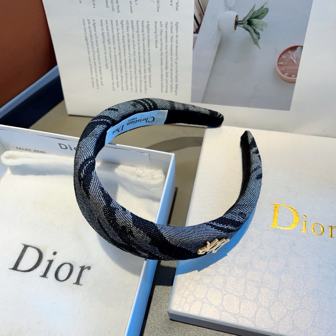 配包装
Dior（迪奥） 火爆新款D字母宽版发箍,专柜品质 让你的魅力绽放 清新淑女范让时尚更简单。