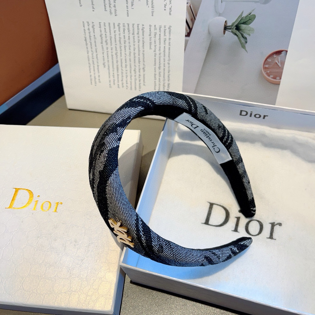 配包装
Dior（迪奥） 火爆新款D字母宽版发箍,专柜品质 让你的魅力绽放 清新淑女范让时尚更简单。