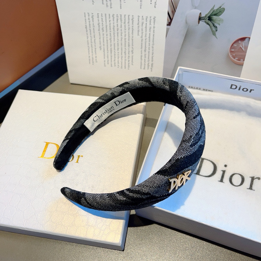 配包装
Dior（迪奥） 火爆新款D字母宽版发箍,专柜品质 让你的魅力绽放 清新淑女范让时尚更简单。