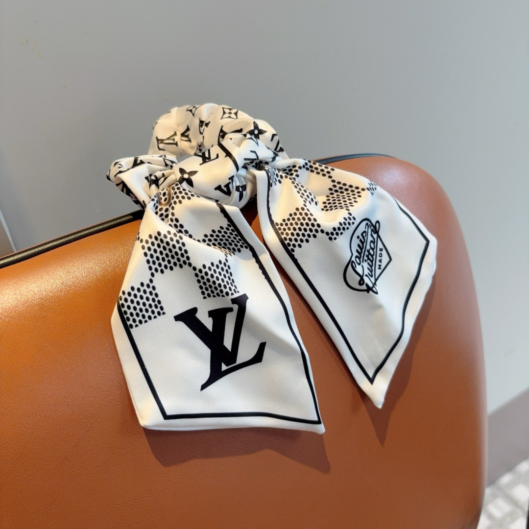 配包装
LV （路易威登）字母飘带马尾发圈 蝴蝶结肠圈，高档韩版皮筋，经典花型设计， 高端大气，名媛范儿