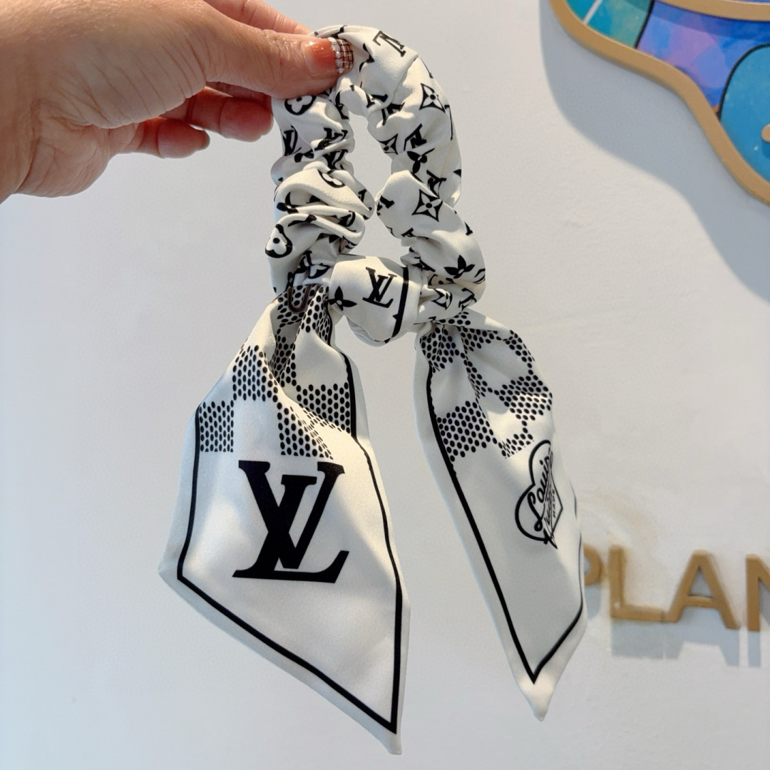 配包装
LV （路易威登）字母飘带马尾发圈 蝴蝶结肠圈，高档韩版皮筋，经典花型设计， 高端大气，名媛范儿