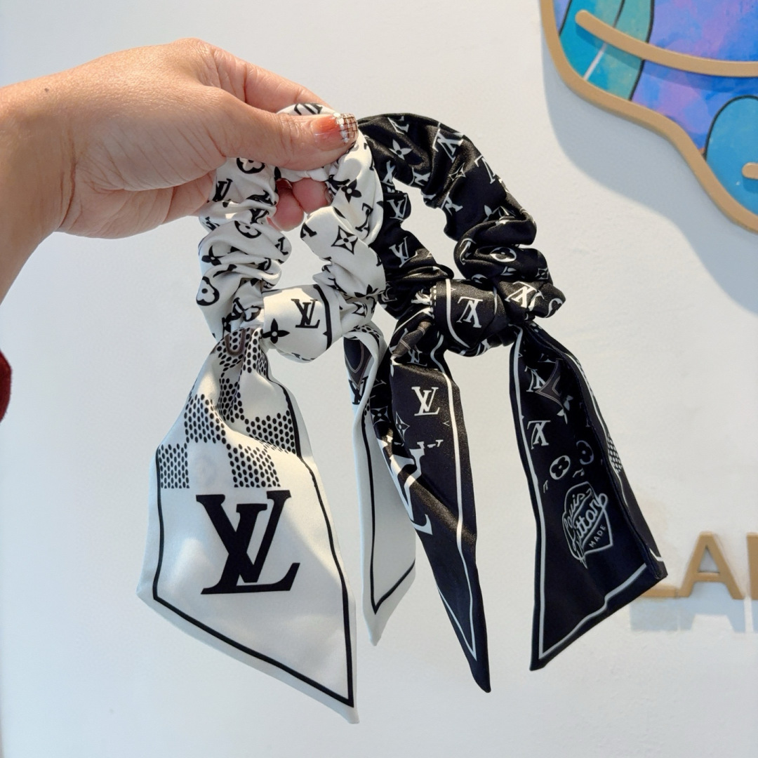 配包装
LV （路易威登）字母飘带马尾发圈 蝴蝶结肠圈，高档韩版皮筋，经典花型设计， 高端大气，名媛范儿