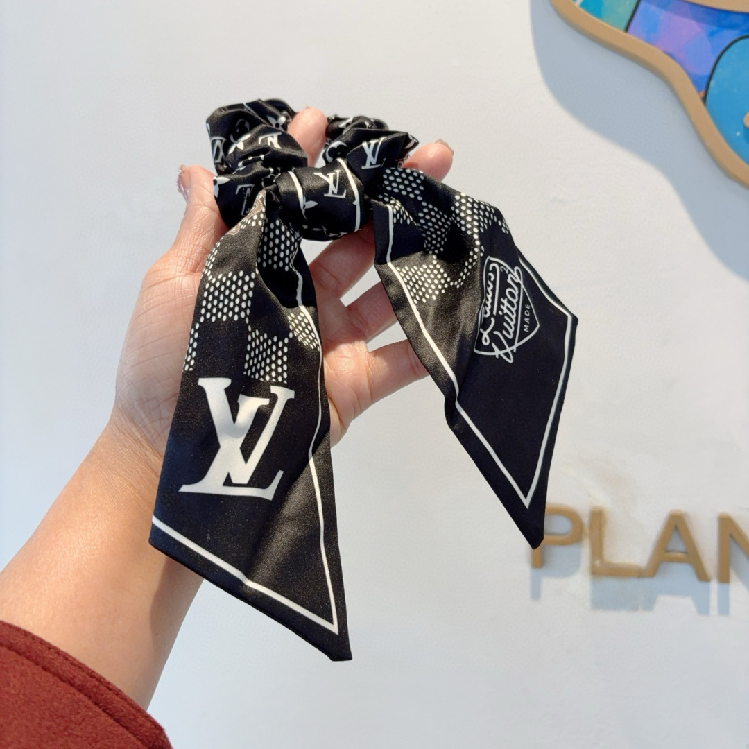 配包装
LV （路易威登）字母飘带马尾发圈 蝴蝶结肠圈，高档韩版皮筋，经典花型设计， 高端大气，名媛范儿
