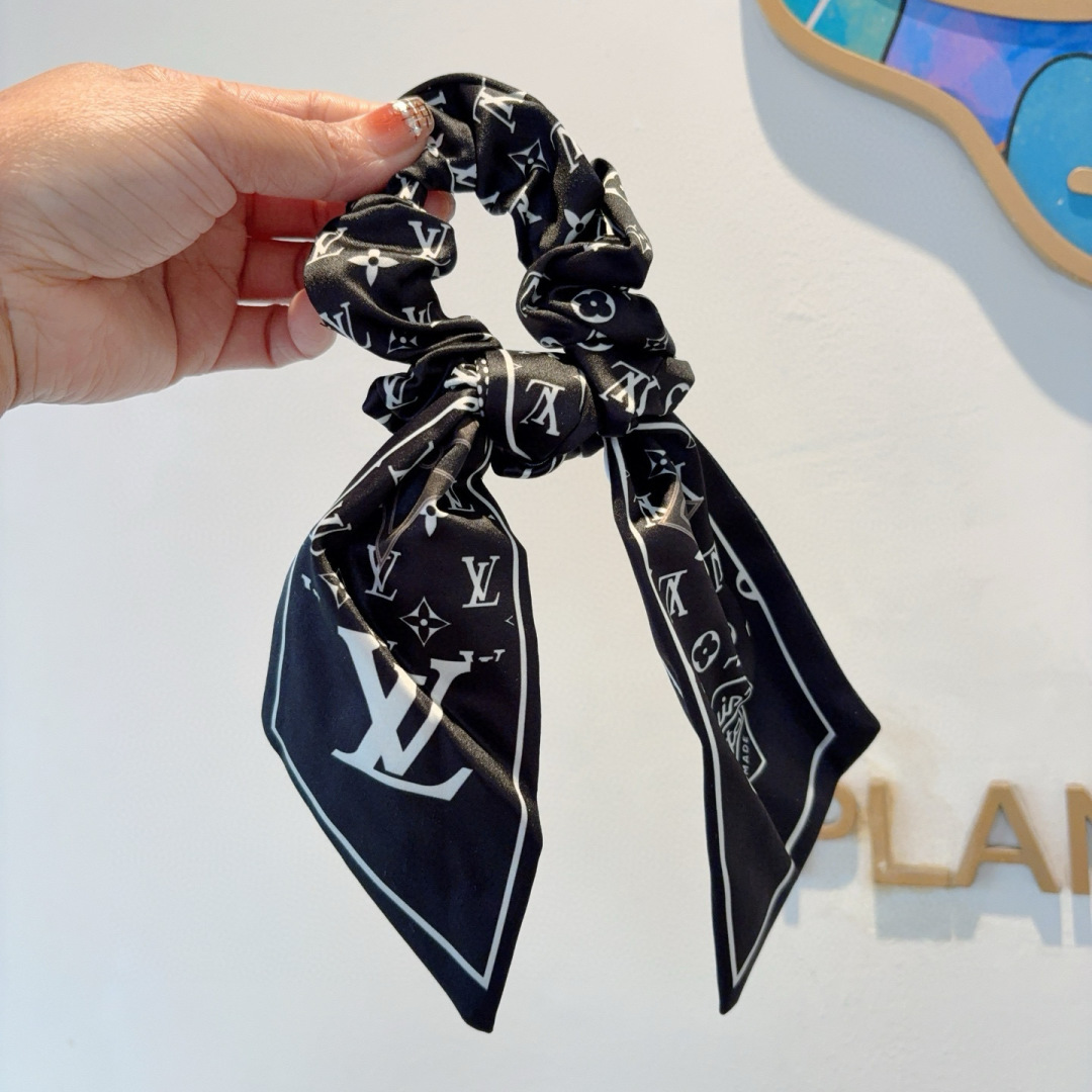 配包装
LV （路易威登）字母飘带马尾发圈 蝴蝶结肠圈，高档韩版皮筋，经典花型设计， 高端大气，名媛范儿