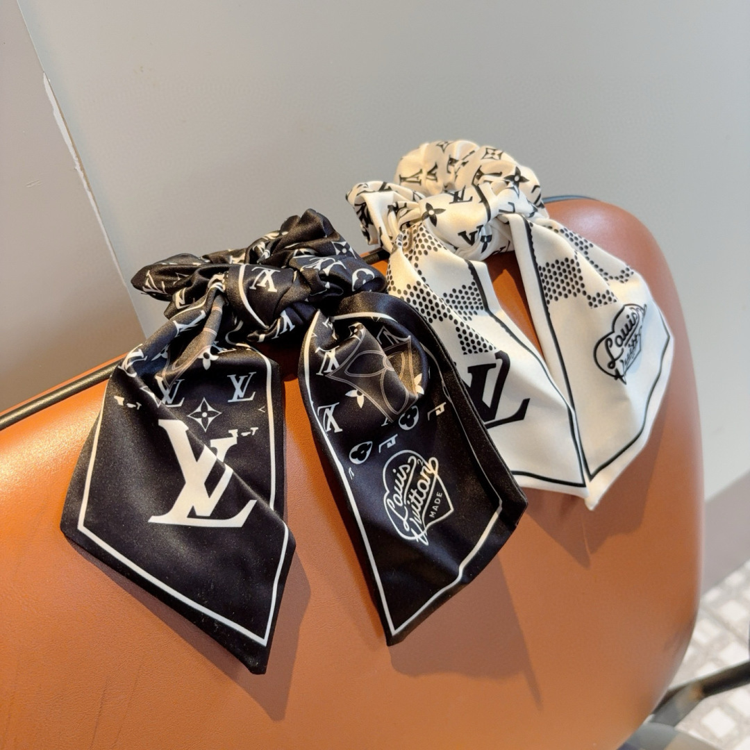 配包装
LV （路易威登）字母飘带马尾发圈 蝴蝶结肠圈，高档韩版皮筋，经典花型设计， 高端大气，名媛范儿