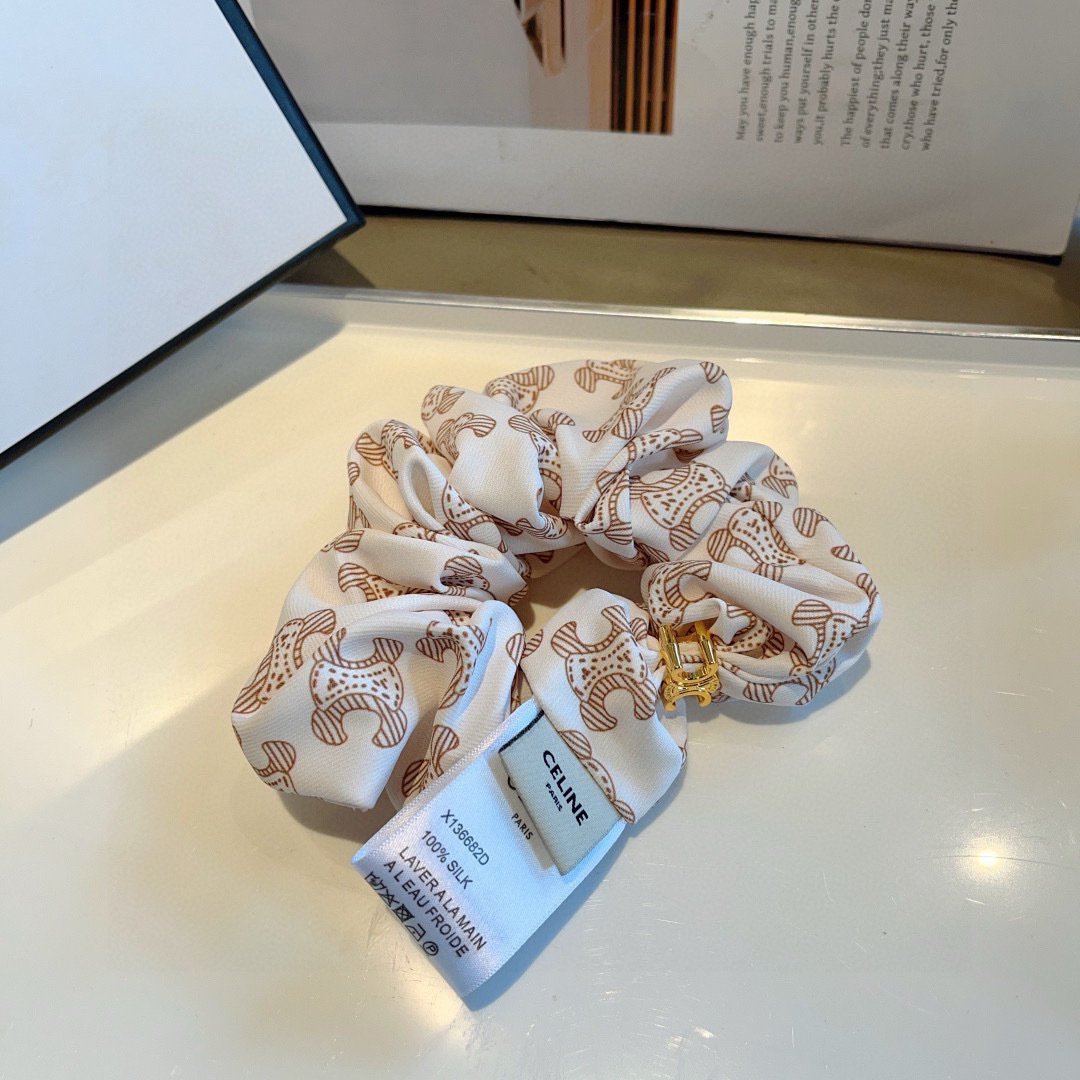 配包装
CELINE（赛琳）凯旋门网红爆款发圈，精致肠圈皮筋，佩戴舒适无压力，造型搭配必备！非常时尚百搭
