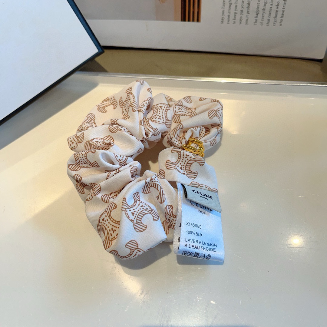 配包装
CELINE（赛琳）凯旋门网红爆款发圈，精致肠圈皮筋，佩戴舒适无压力，造型搭配必备！非常时尚百搭