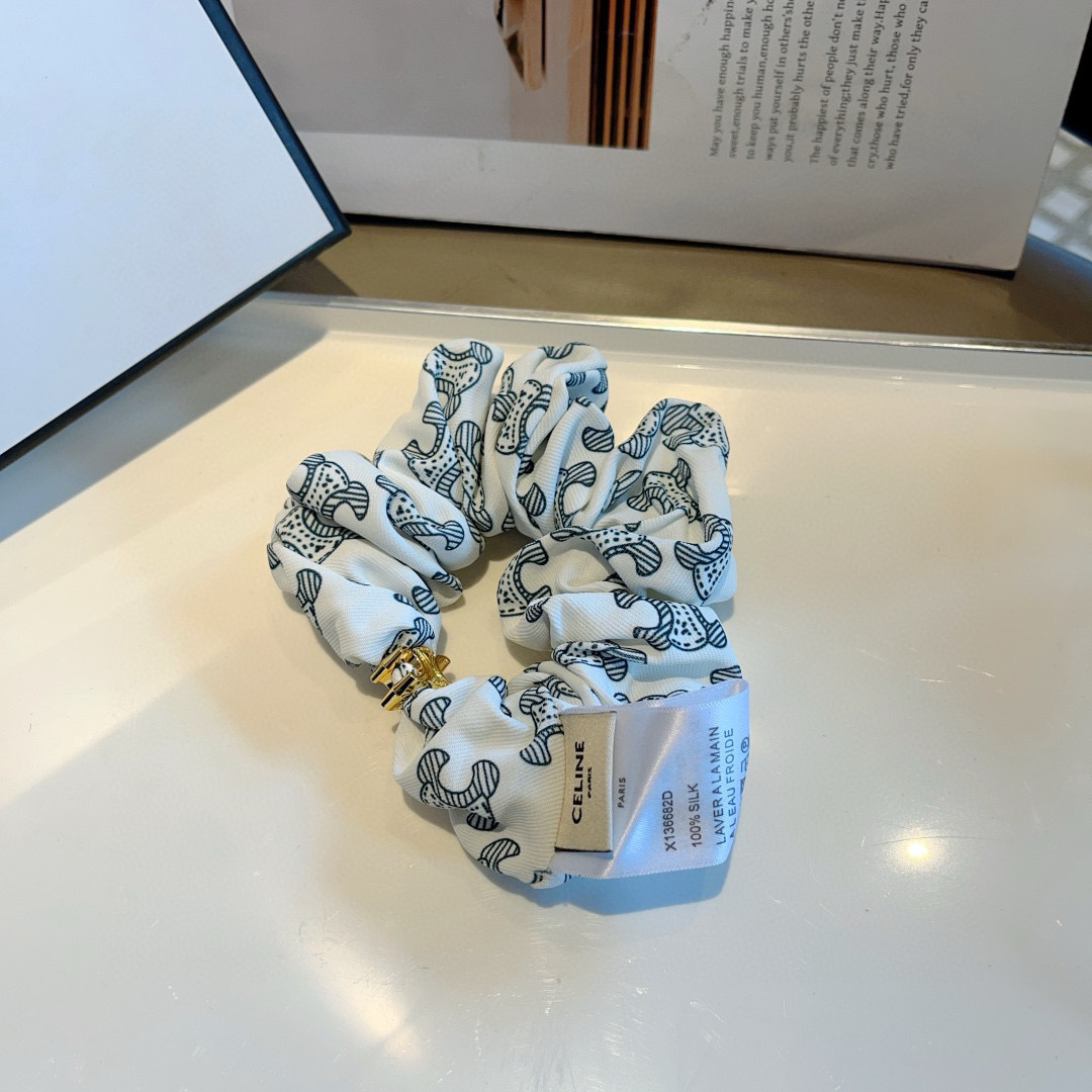 配包装
CELINE（赛琳）凯旋门网红爆款发圈，精致肠圈皮筋，佩戴舒适无压力，造型搭配必备！非常时尚百搭