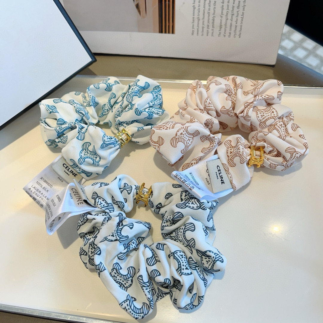 配包装
CELINE（赛琳）凯旋门网红爆款发圈，精致肠圈皮筋，佩戴舒适无压力，造型搭配必备！非常时尚百搭