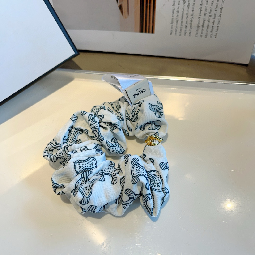 配包装
CELINE（赛琳）凯旋门网红爆款发圈，精致肠圈皮筋，佩戴舒适无压力，造型搭配必备！非常时尚百搭