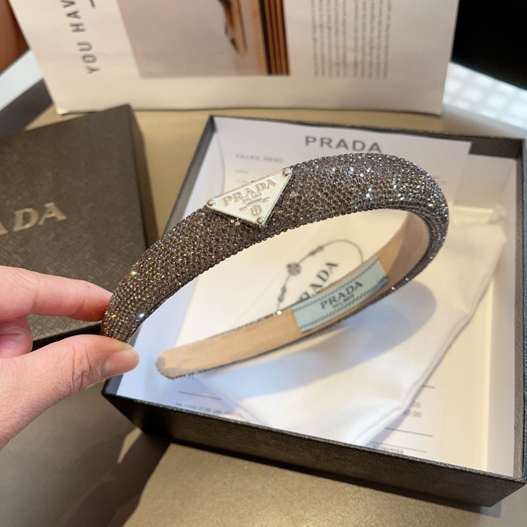 配包装
PRADA （普拉达） 欧美新款潮流色彩贴钻发箍，明星同款 女神必备单品，非常百搭，时尚潮流， 