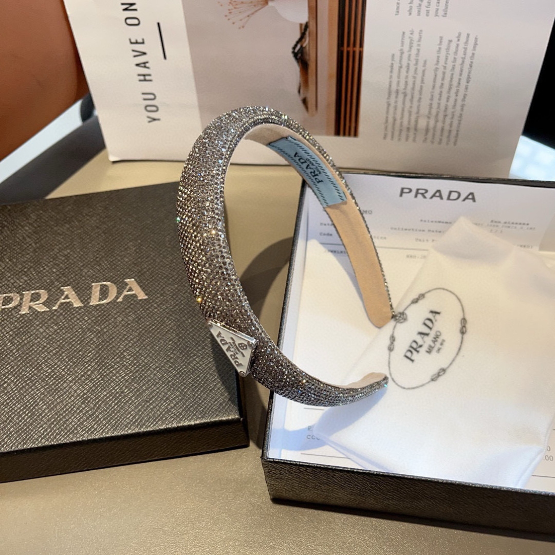 配包装
PRADA （普拉达） 欧美新款潮流色彩贴钻发箍，明星同款 女神必备单品，非常百搭，时尚潮流， 