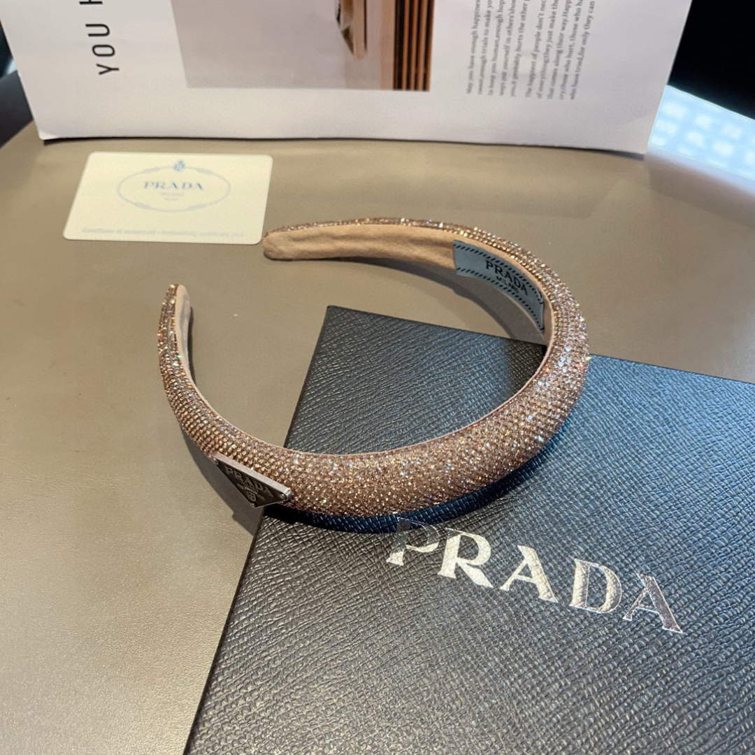 配包装
PRADA （普拉达） 欧美新款潮流色彩贴钻发箍，明星同款 女神必备单品，非常百搭，时尚潮流， 