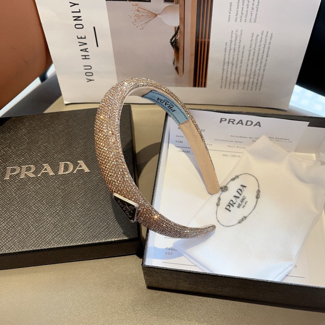 配包装
PRADA （普拉达） 欧美新款潮流色彩贴钻发箍，明星同款 女神必备单品，非常百搭，时尚潮流， 