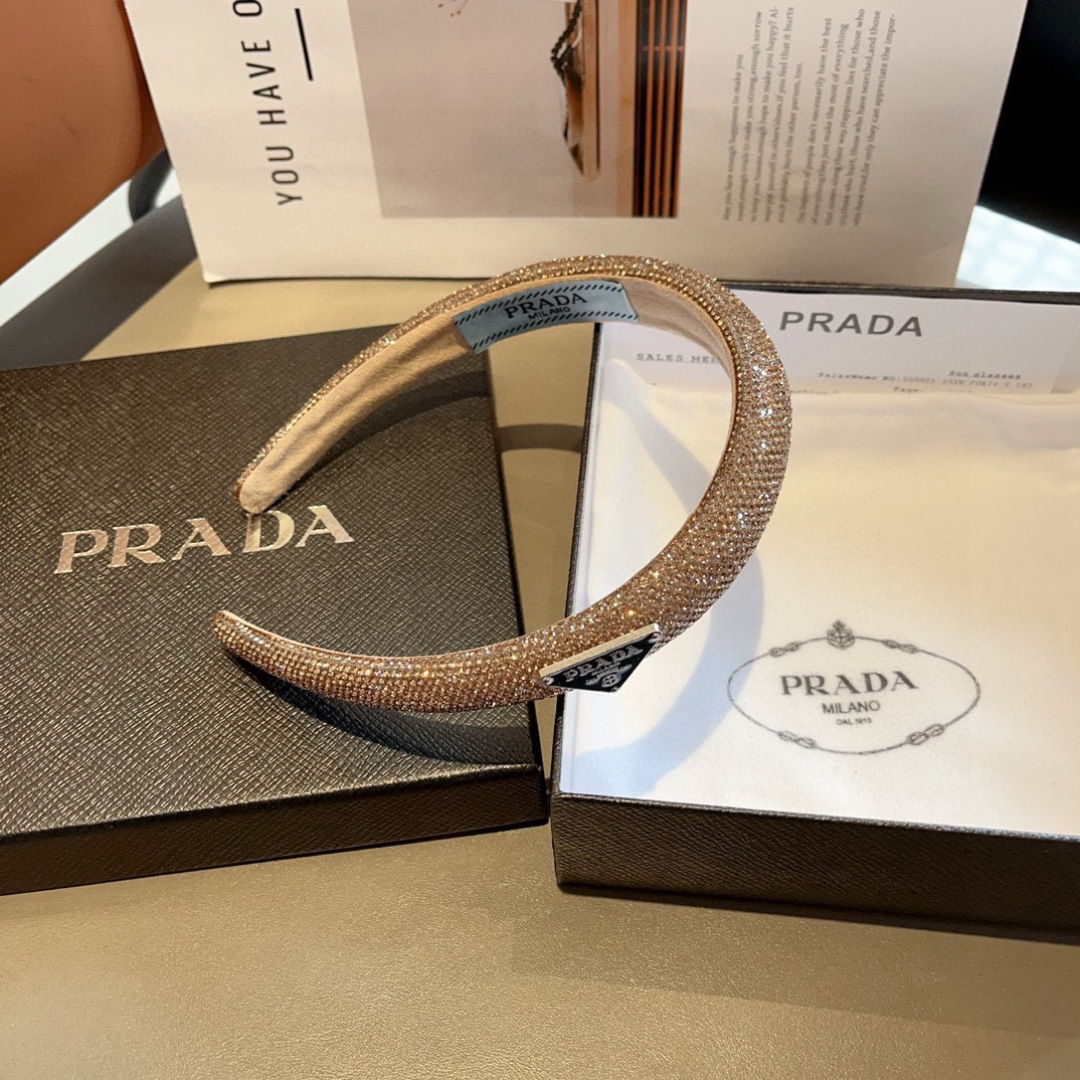 配包装
PRADA （普拉达） 欧美新款潮流色彩贴钻发箍，明星同款 女神必备单品，非常百搭，时尚潮流， 