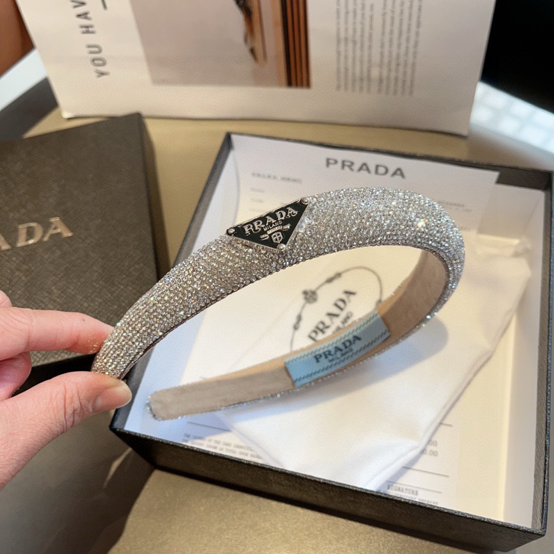 配包装
PRADA （普拉达） 欧美新款潮流色彩贴钻发箍，明星同款 女神必备单品，非常百搭，时尚潮流， 