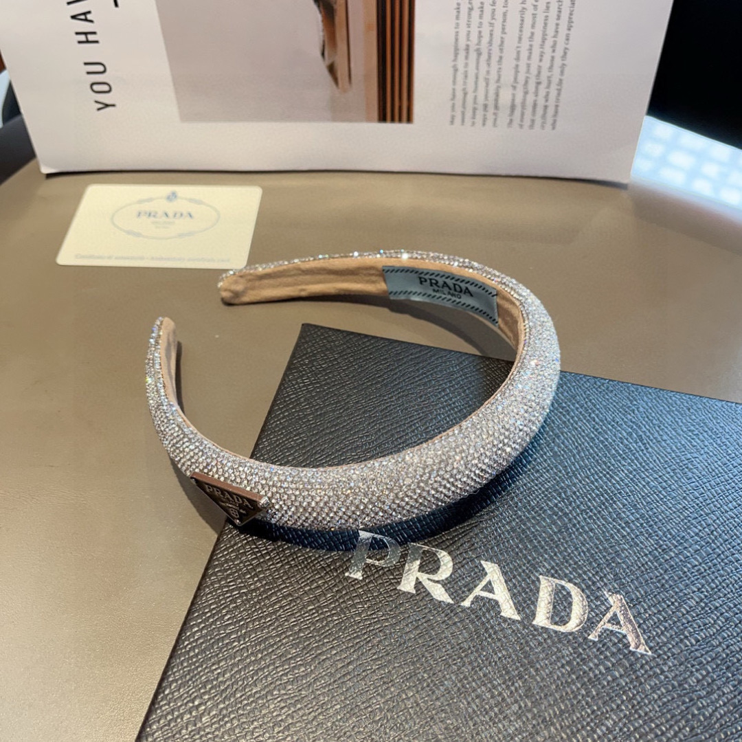 配包装
PRADA （普拉达） 欧美新款潮流色彩贴钻发箍，明星同款 女神必备单品，非常百搭，时尚潮流， 