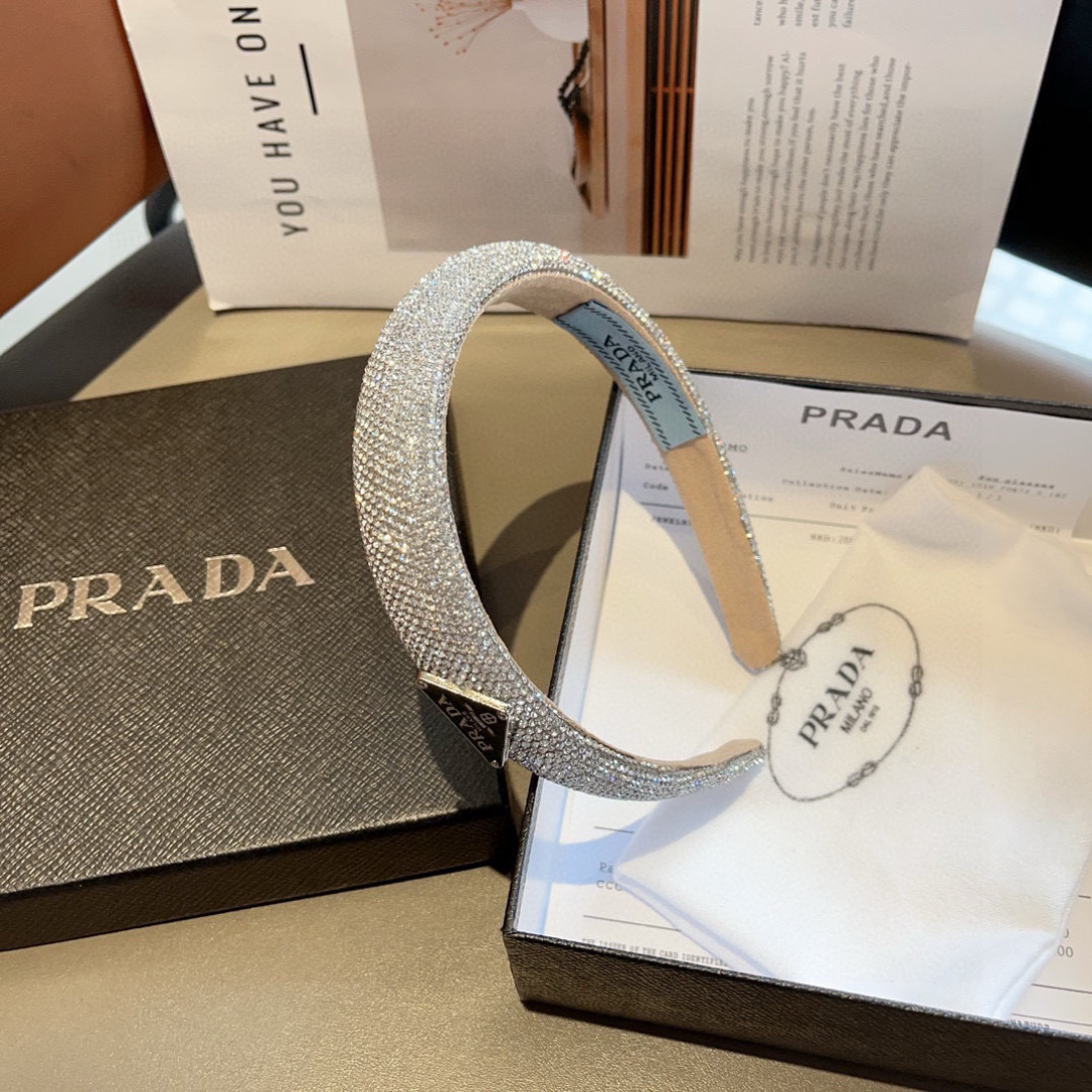 配包装
PRADA （普拉达） 欧美新款潮流色彩贴钻发箍，明星同款 女神必备单品，非常百搭，时尚潮流， 