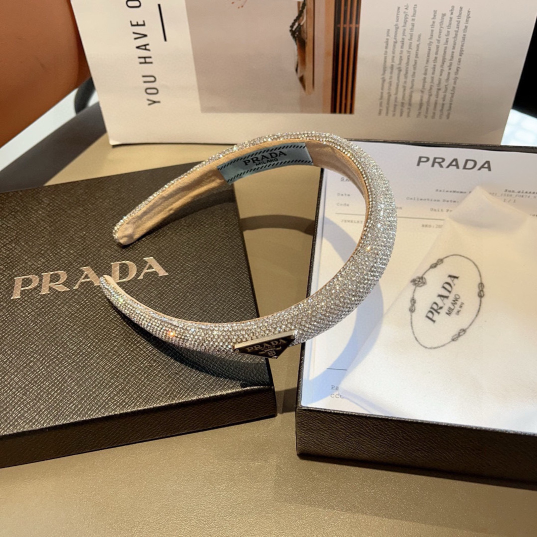 配包装
PRADA （普拉达） 欧美新款潮流色彩贴钻发箍，明星同款 女神必备单品，非常百搭，时尚潮流， 