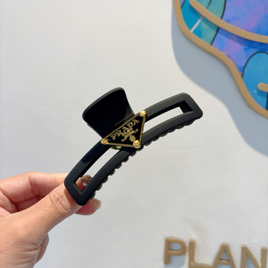 配包装
PRADA （普拉达） 欧美新款磨砂材质抓夹，明星同款 女神必备单品，非常百搭，时尚发夹， 戴上