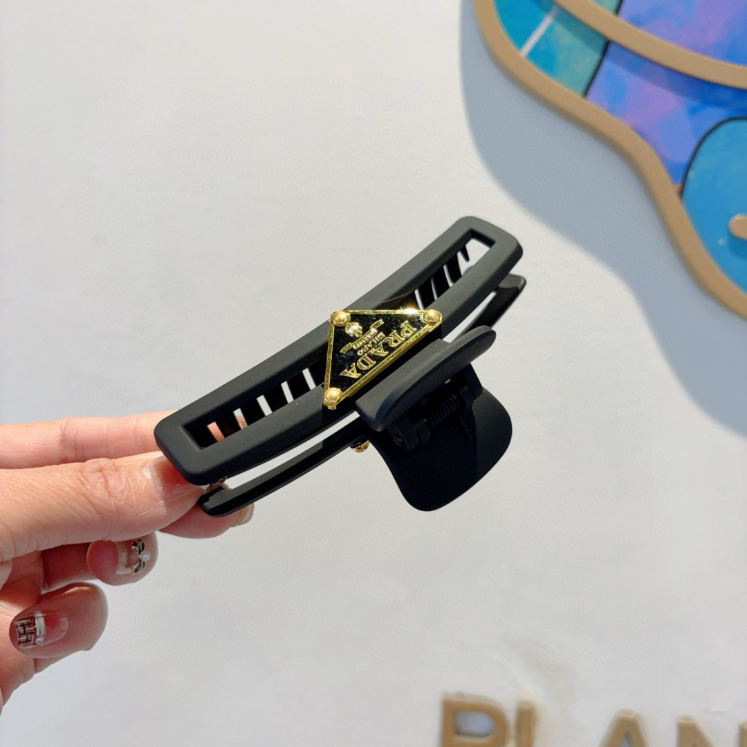 配包装
PRADA （普拉达） 欧美新款磨砂材质抓夹，明星同款 女神必备单品，非常百搭，时尚发夹， 戴上