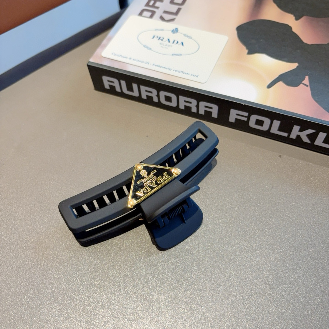配包装
PRADA （普拉达） 欧美新款磨砂材质抓夹，明星同款 女神必备单品，非常百搭，时尚发夹， 戴上