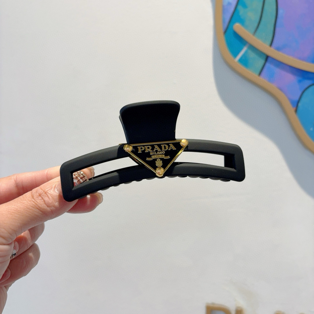 配包装
PRADA （普拉达） 欧美新款磨砂材质抓夹，明星同款 女神必备单品，非常百搭，时尚发夹， 戴上