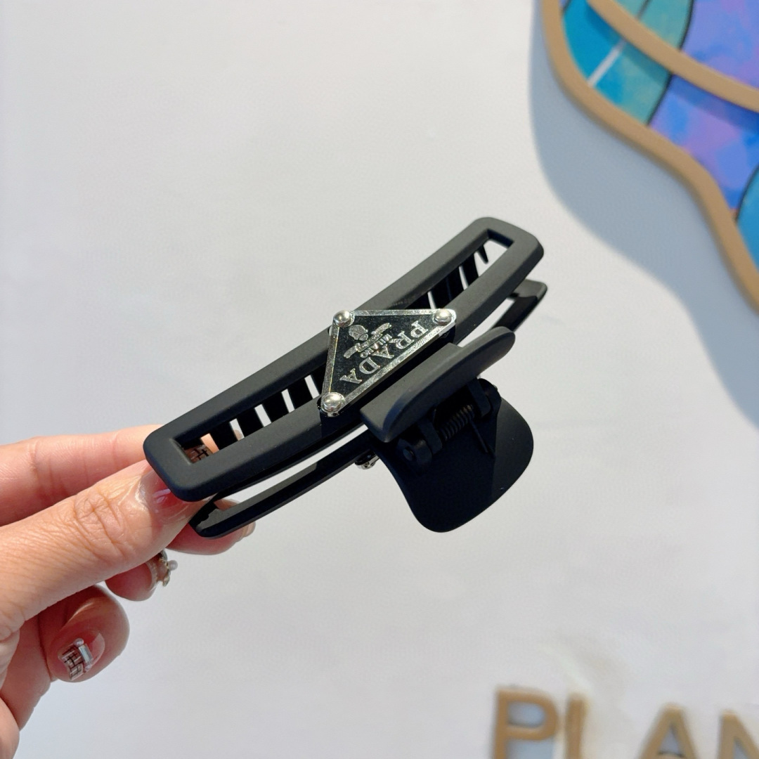 配包装
PRADA （普拉达） 欧美新款磨砂材质抓夹，明星同款 女神必备单品，非常百搭，时尚发夹， 戴上