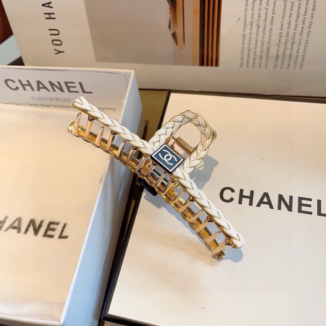 配包装（单个）
ＣＨＡＮＥＬ香奈儿高颜值一字抓夹，百搭简约发夹 原单磨砂材质，女神必备单品，超级精致哦!