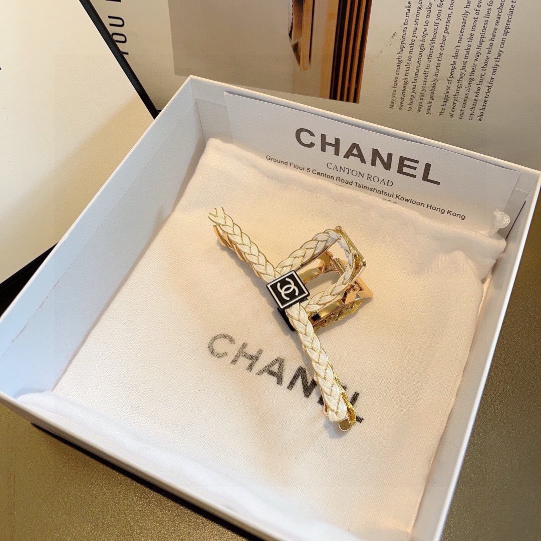 配包装（单个）
ＣＨＡＮＥＬ香奈儿高颜值一字抓夹，百搭简约发夹 原单磨砂材质，女神必备单品，超级精致哦!