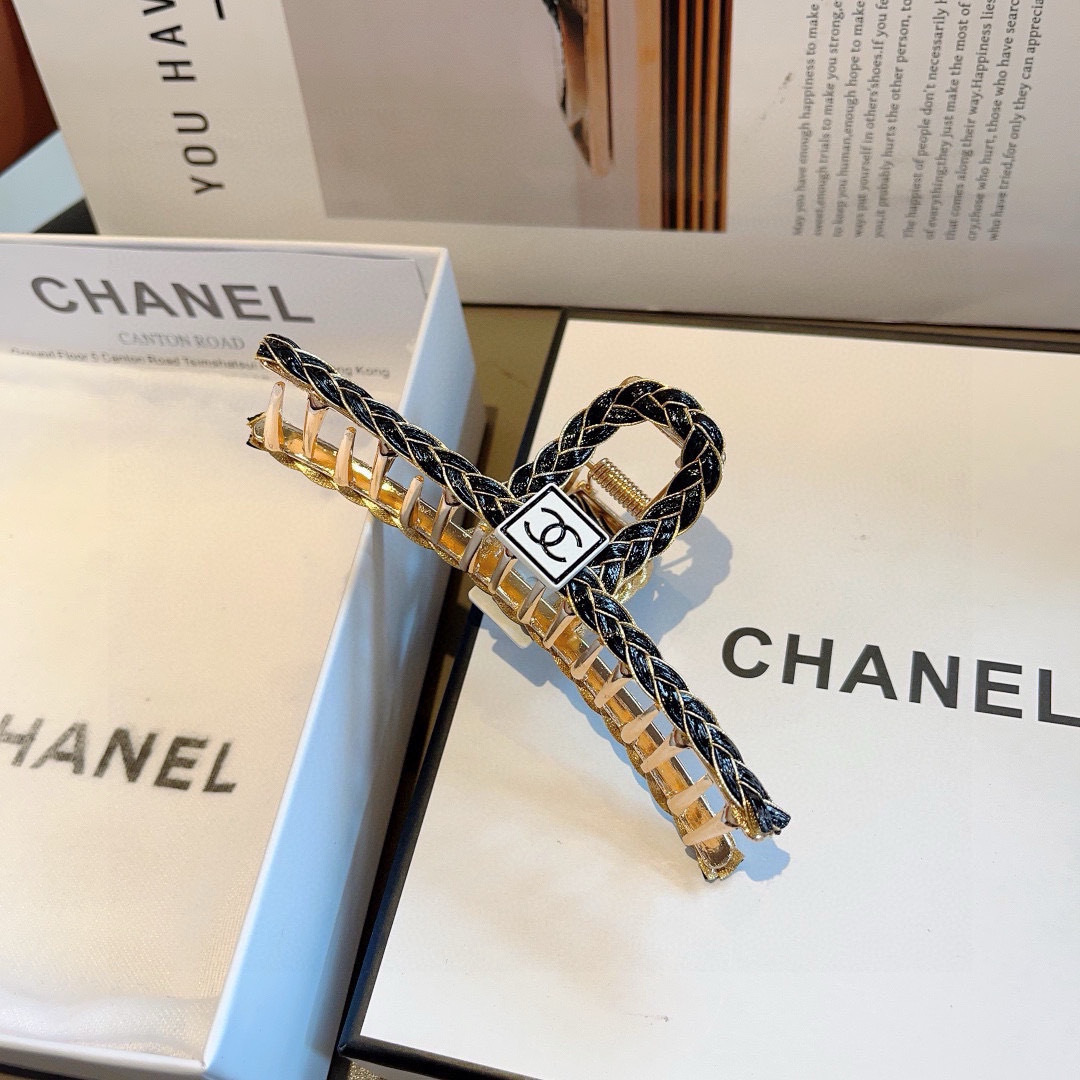 配包装（单个）
ＣＨＡＮＥＬ香奈儿高颜值一字抓夹，百搭简约发夹 原单磨砂材质，女神必备单品，超级精致哦!