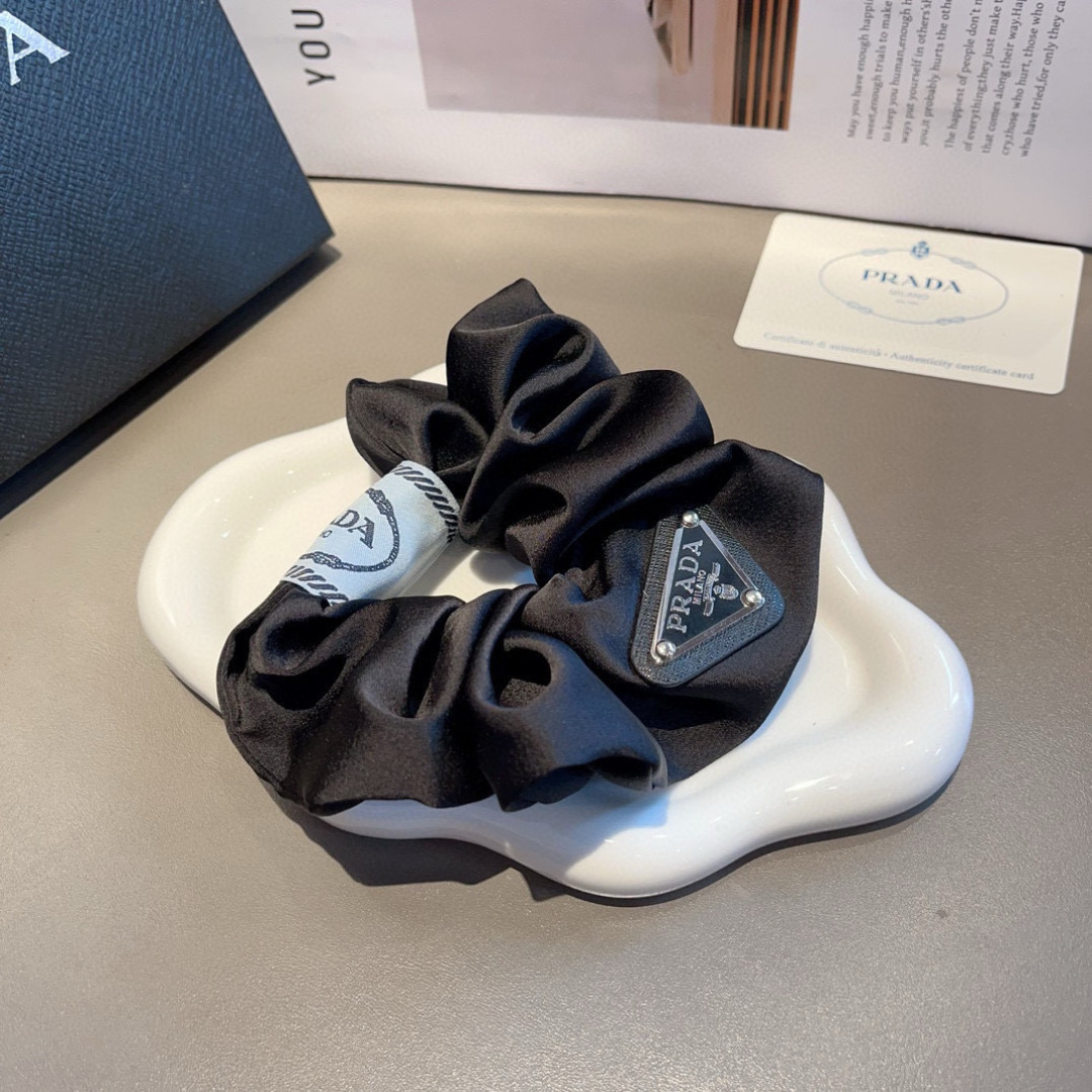 配包装
Prada （普拉达）进口大肠圈 倒三角铁标皮筋、真丝缎面名媛发绳头绳百搭款、细节全部实拍 特制