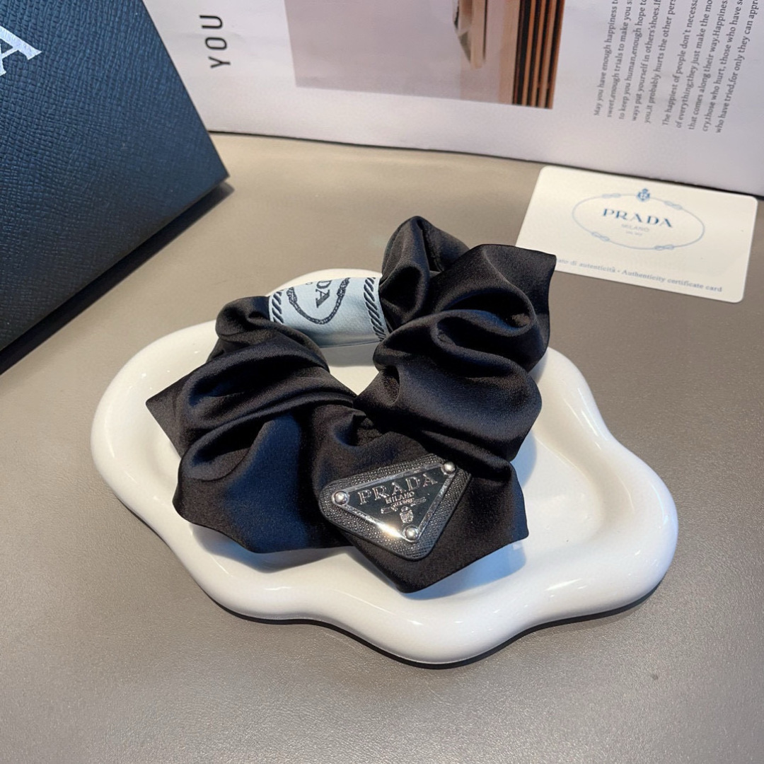 配包装
Prada （普拉达）进口大肠圈 倒三角铁标皮筋、真丝缎面名媛发绳头绳百搭款、细节全部实拍 特制