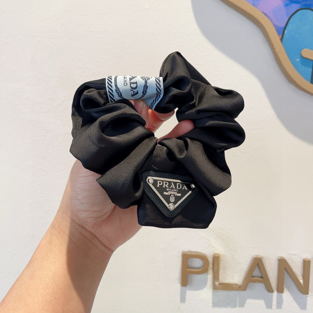 配包装
Prada （普拉达）进口大肠圈 倒三角铁标皮筋、真丝缎面名媛发绳头绳百搭款、细节全部实拍 特制