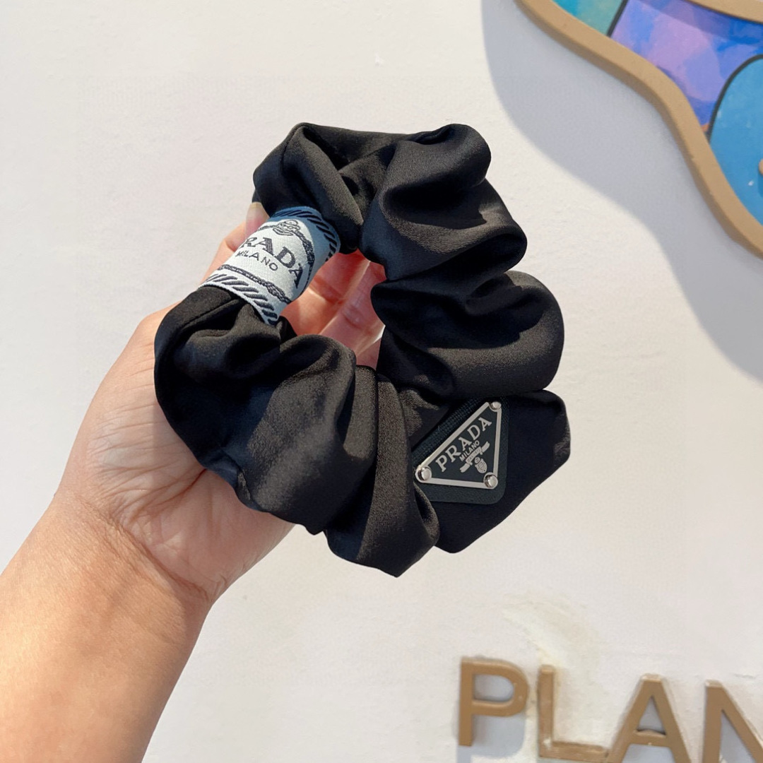 配包装
Prada （普拉达）进口大肠圈 倒三角铁标皮筋、真丝缎面名媛发绳头绳百搭款、细节全部实拍 特制