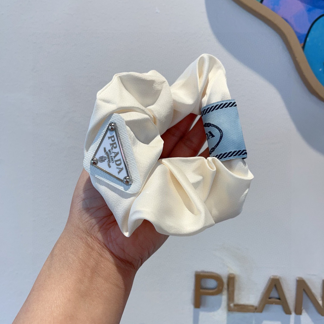 配包装
Prada （普拉达）进口大肠圈 倒三角铁标皮筋、真丝缎面名媛发绳头绳百搭款、细节全部实拍 特制