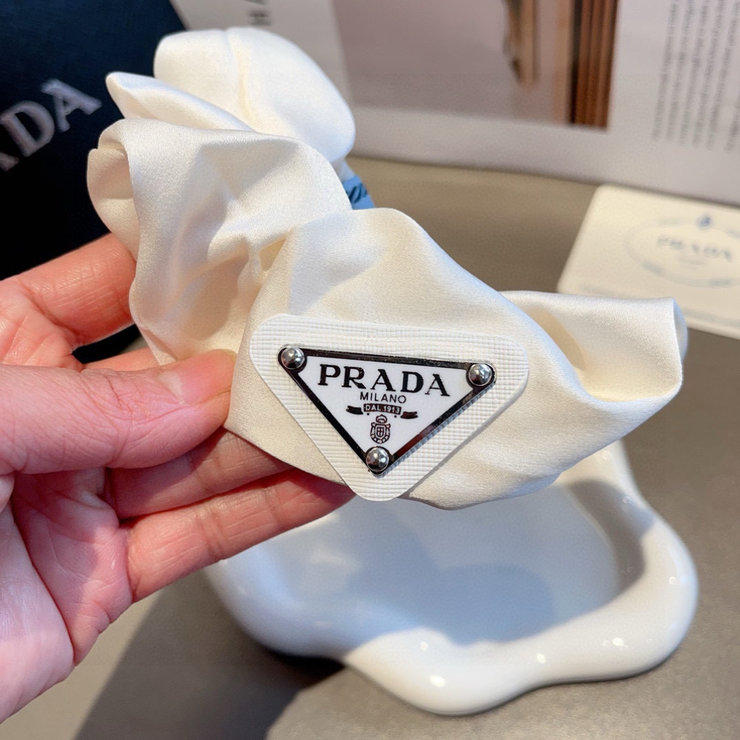 配包装
Prada （普拉达）进口大肠圈 倒三角铁标皮筋、真丝缎面名媛发绳头绳百搭款、细节全部实拍 特制