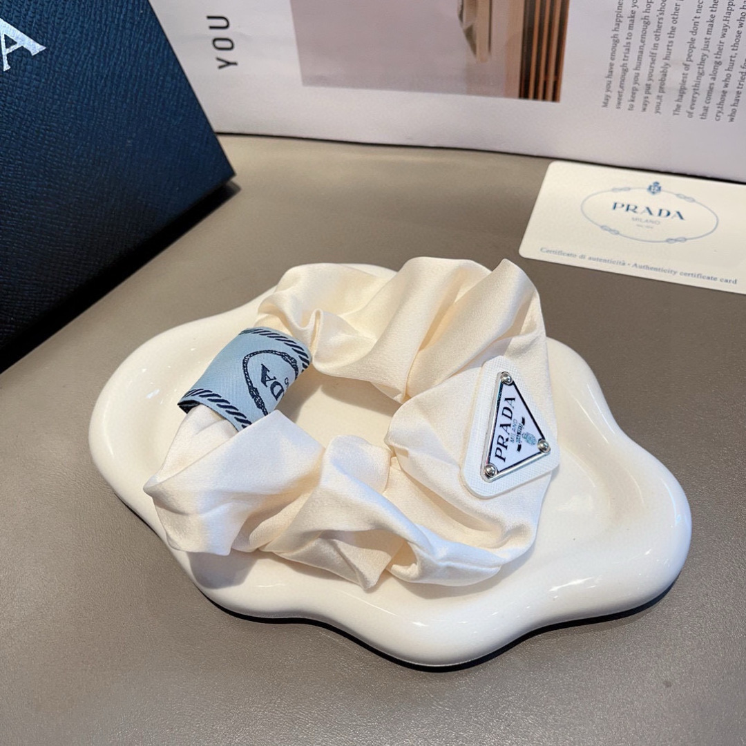 配包装
Prada （普拉达）进口大肠圈 倒三角铁标皮筋、真丝缎面名媛发绳头绳百搭款、细节全部实拍 特制