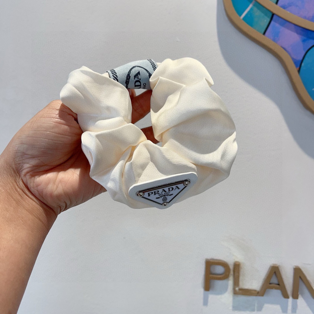 配包装
Prada （普拉达）进口大肠圈 倒三角铁标皮筋、真丝缎面名媛发绳头绳百搭款、细节全部实拍 特制