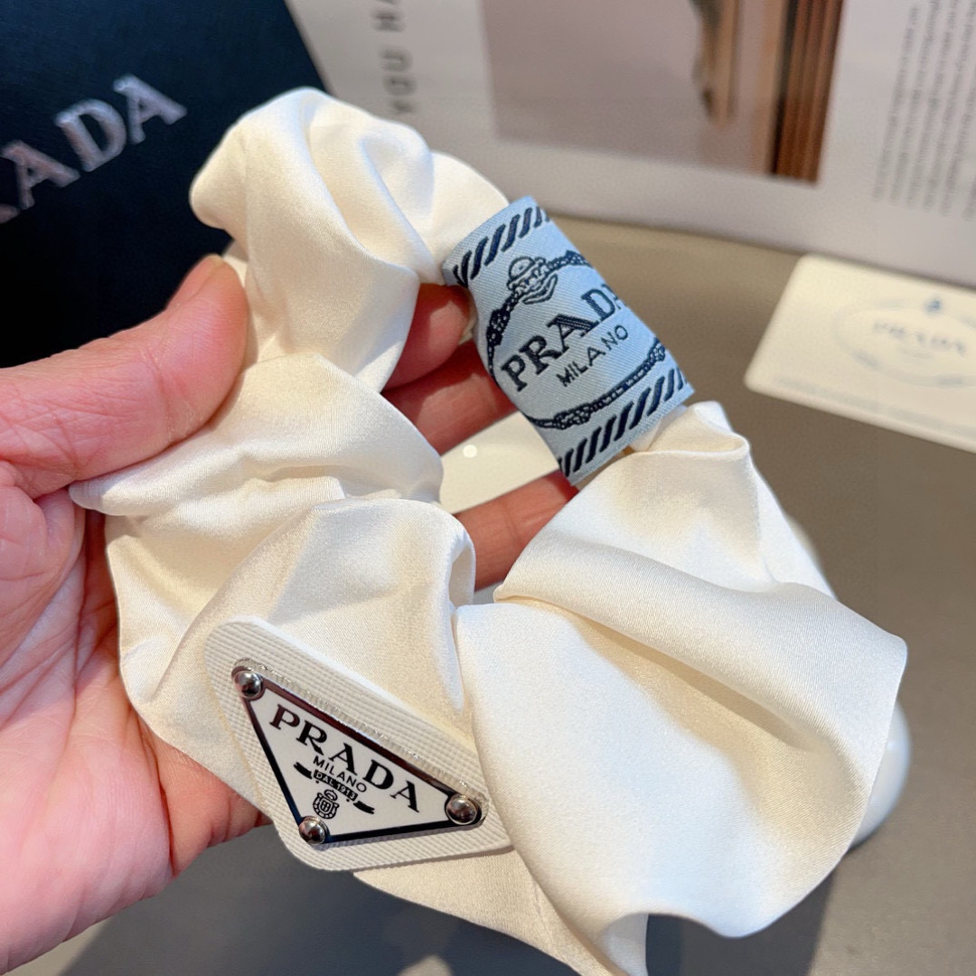 配包装
Prada （普拉达）进口大肠圈 倒三角铁标皮筋、真丝缎面名媛发绳头绳百搭款、细节全部实拍 特制