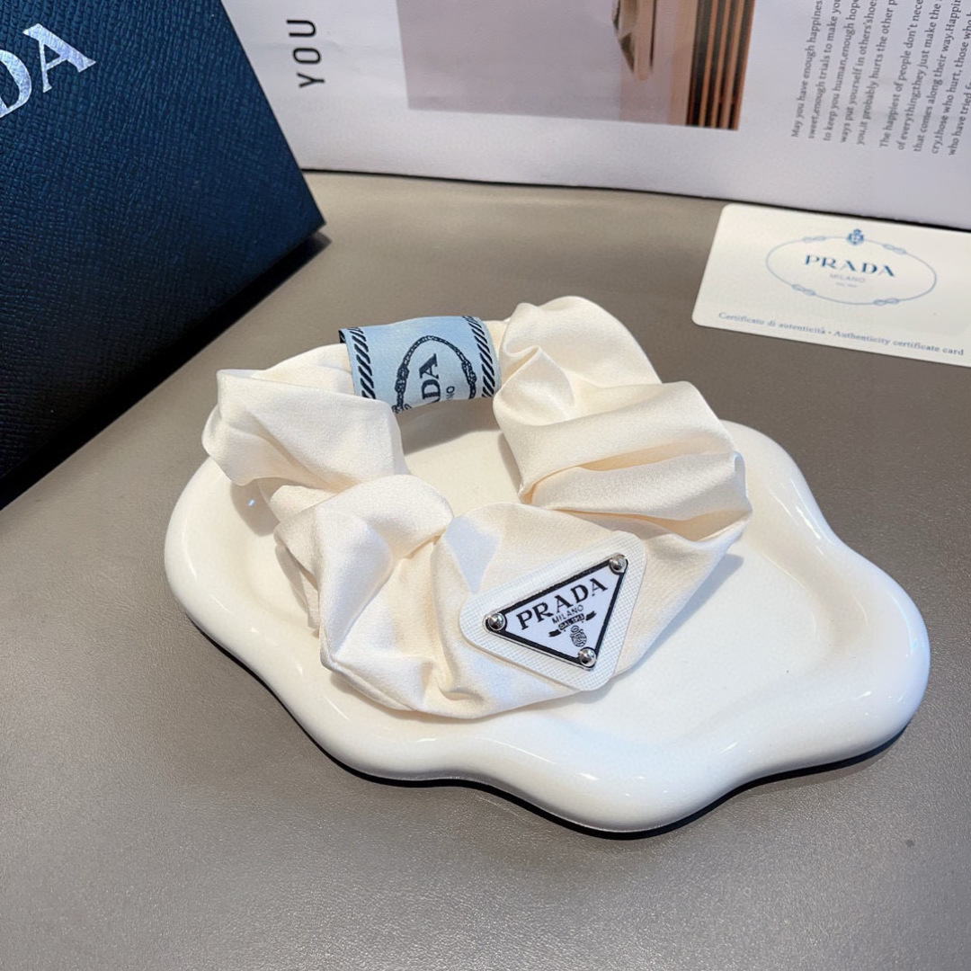 配包装
Prada （普拉达）进口大肠圈 倒三角铁标皮筋、真丝缎面名媛发绳头绳百搭款、细节全部实拍 特制
