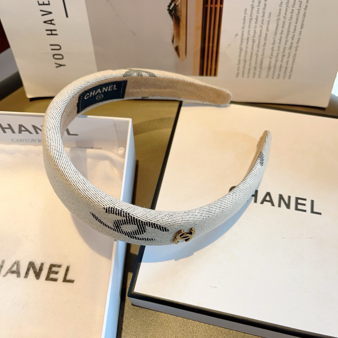 配包装
CHANEL（香奈儿）最新款小香发箍，香奶奶头箍，复古头箍，网红爆款推荐 超精致，时尚百搭！