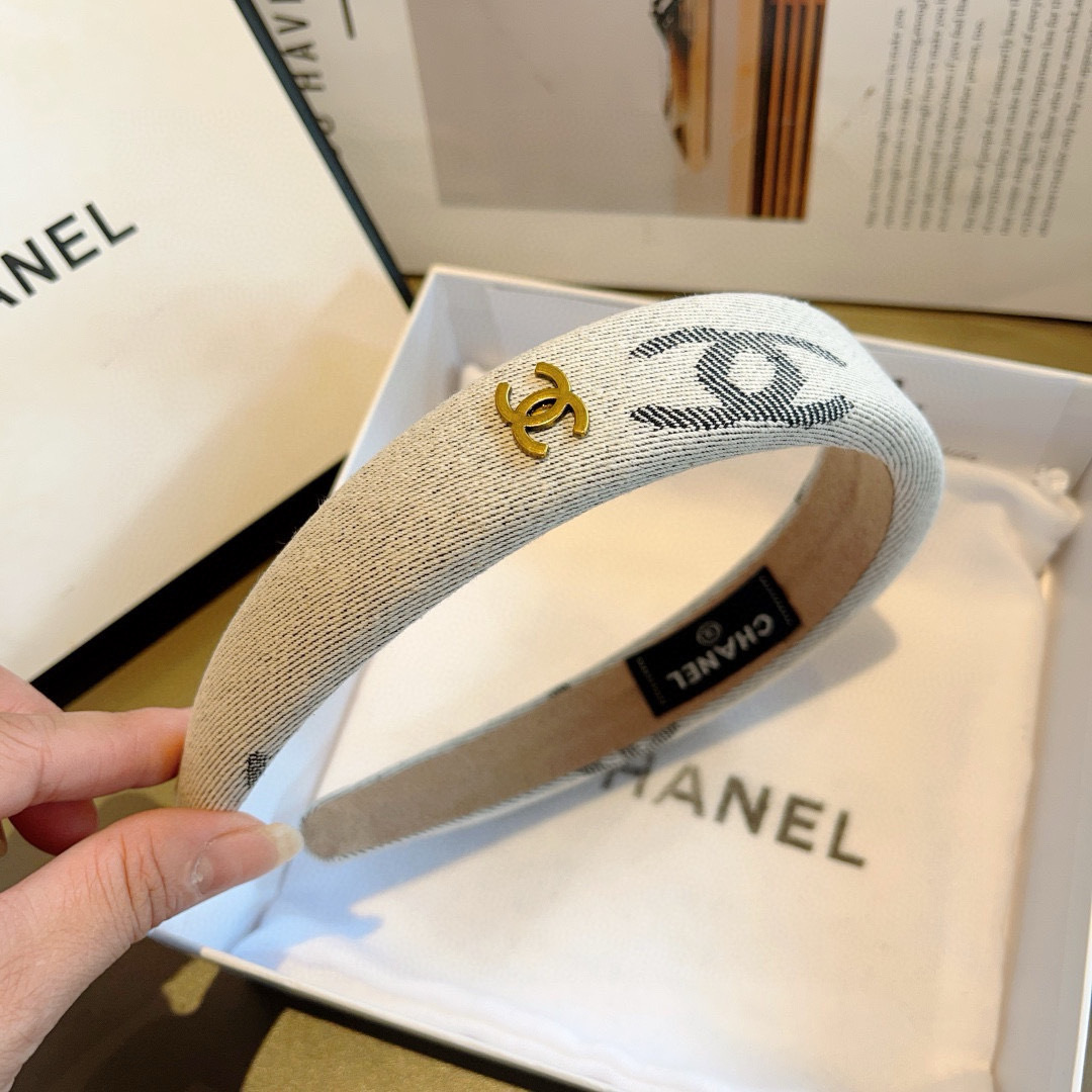 配包装
CHANEL（香奈儿）最新款小香发箍，香奶奶头箍，复古头箍，网红爆款推荐 超精致，时尚百搭！