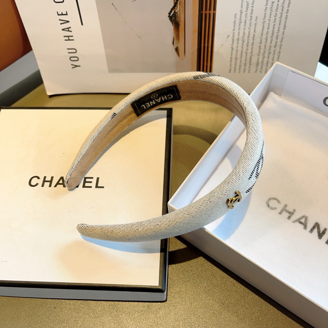 配包装
CHANEL（香奈儿）最新款小香发箍，香奶奶头箍，复古头箍，网红爆款推荐 超精致，时尚百搭！
